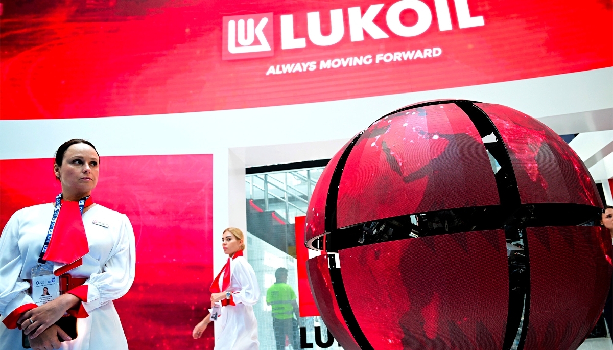 Le logo du géant russe Lukoil à l'Exposition et conférence internationale du pétrole d'Abu Dhabi (Adipec) à Abu Dhabi, le 3 novembre 2025.