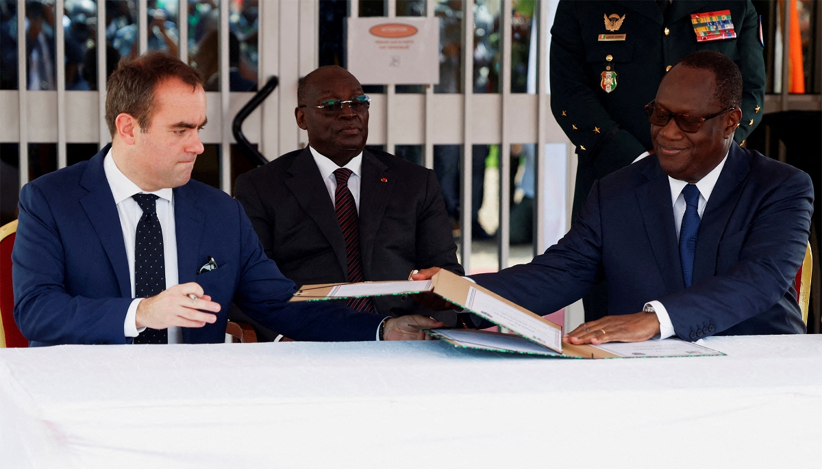 Le premier ministre français, Sébastien Lecornu, et le ministre ivoirien de la défense Tene Birahima Ouattara à Abidjan, le 20 février 2025. 