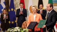 La présidente de la Commission européenne, Ursula von der Leyen, et le chef de l'État égyptien, Abdel Fattah al-Sissi, au Caire, en mars 2024.