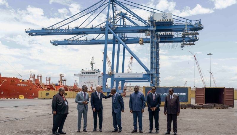 L'ex-président des États-Unis, Joe Biden (centre), discute avec le chef de l'État angolais João Lourenço, pendant sa visite du terminal de Lobito (Angola) avec d'autres présidents africains, dans le cadre du sommet du corridor de Lobito, le 4 décembre 2024.