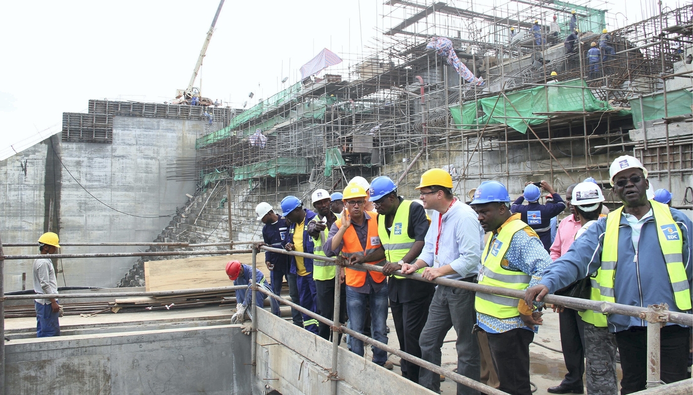 Le directeur général d'EDC, Théodore Nsangou (au milieu), en visite sur le chantier du barrage de Lom Pangar, le 19 août 2015.