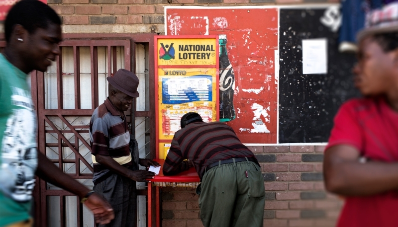 Des mineurs jouent au loto devant un supermarché dans la ville sud-africaine de Marikana en avril 2014.