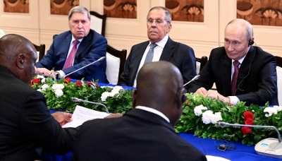Le président russe Vladimir Poutine (à droite) à côté de son ministre des affaires étrangères, Sergueï Lavrov, lors d'une rencontre avec le chef de l'État sud-africain Cyril Ramaphosa en marge du sommet des Brics à New Delhi, le 11 septembre 2026.