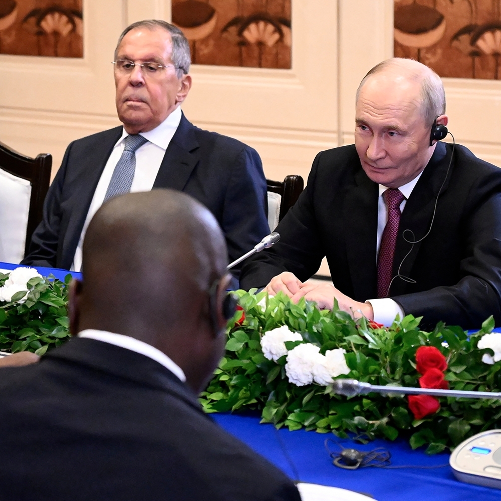 Le président russe Vladimir Poutine (à droite) à côté de son ministre des affaires étrangères, Sergueï Lavrov, lors d'une rencontre avec le chef de l'État sud-africain Cyril Ramaphosa en marge du sommet des Brics à New Delhi, le 11 septembre 2026.