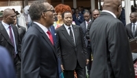 Le président camerounais, Paul Biya (centre), et son épouse, la première dame Chantal Biya (derrière), à Yaoundé, le 18 avril 2026.