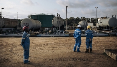 Des responsables et techniciens de la société pétrolière Perenco près de Muanda, en RDC, le 19 octobre 2021. 