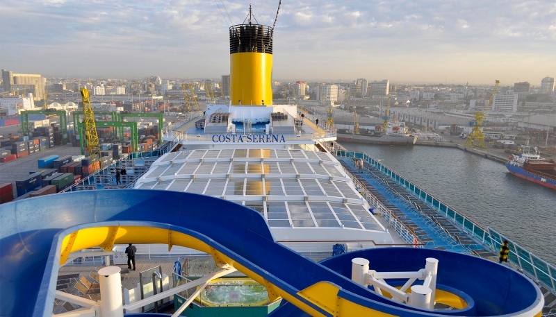 Le port de Casablanca depuis le pont du navire de croisière Costa Serena, le 23 mars 2023.