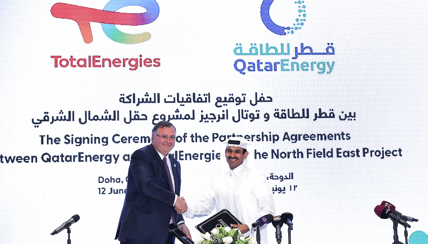 Le président-directeur général de TotalEnergies, Patrick Pouyanné, et son homologue de QatarEnergy, également ministre qatarien de l'énergie, Saad Sherida Al Kaabi, à Doha, en juin 2022.