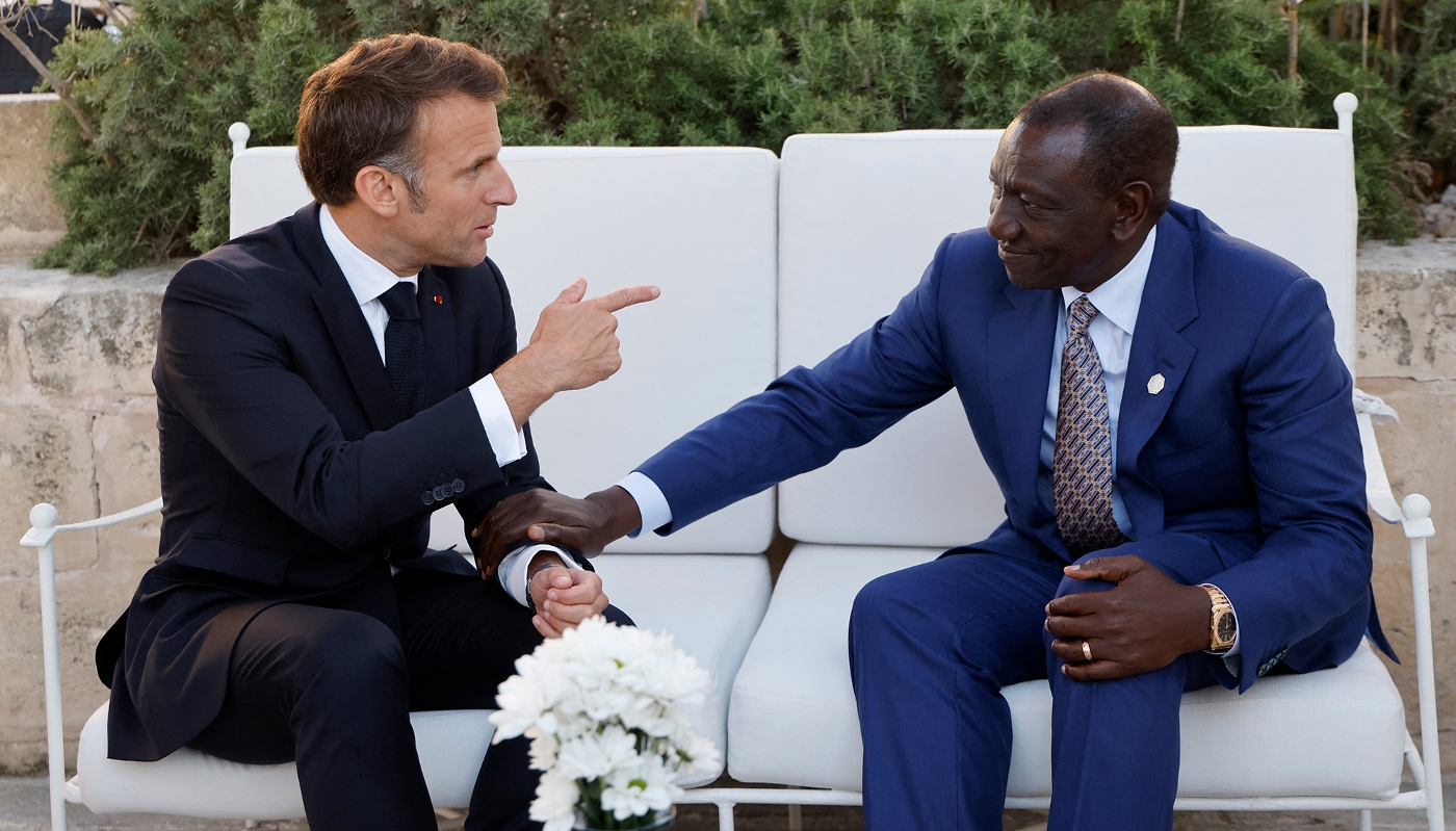 Le président français, Emmanuel Macron, et son homologue kényan, William Ruto, lors du G7 à Borgo Egnazia (Italie), le 14 juin 2024.
