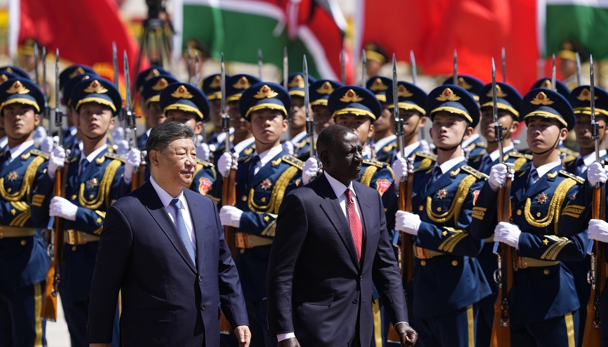 Le président chinois Xi Jinping et son homologue kényan William Ruto, à Pékin, le 24 avril 2025.