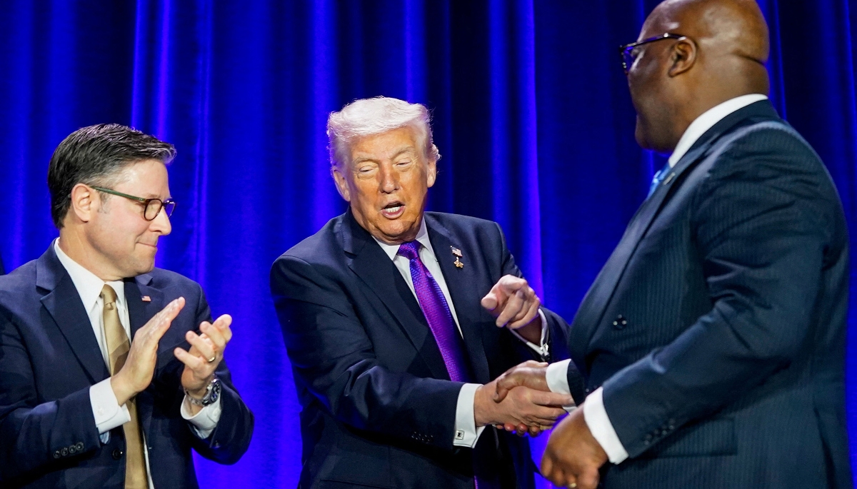 Félix Tshisekedi serre la main de Donald Trump sous les yeux de Mike Johnson, le président de la Chambre des représentants, lors du National Prayer Breakfast, à Washington, le 5 février 2026.