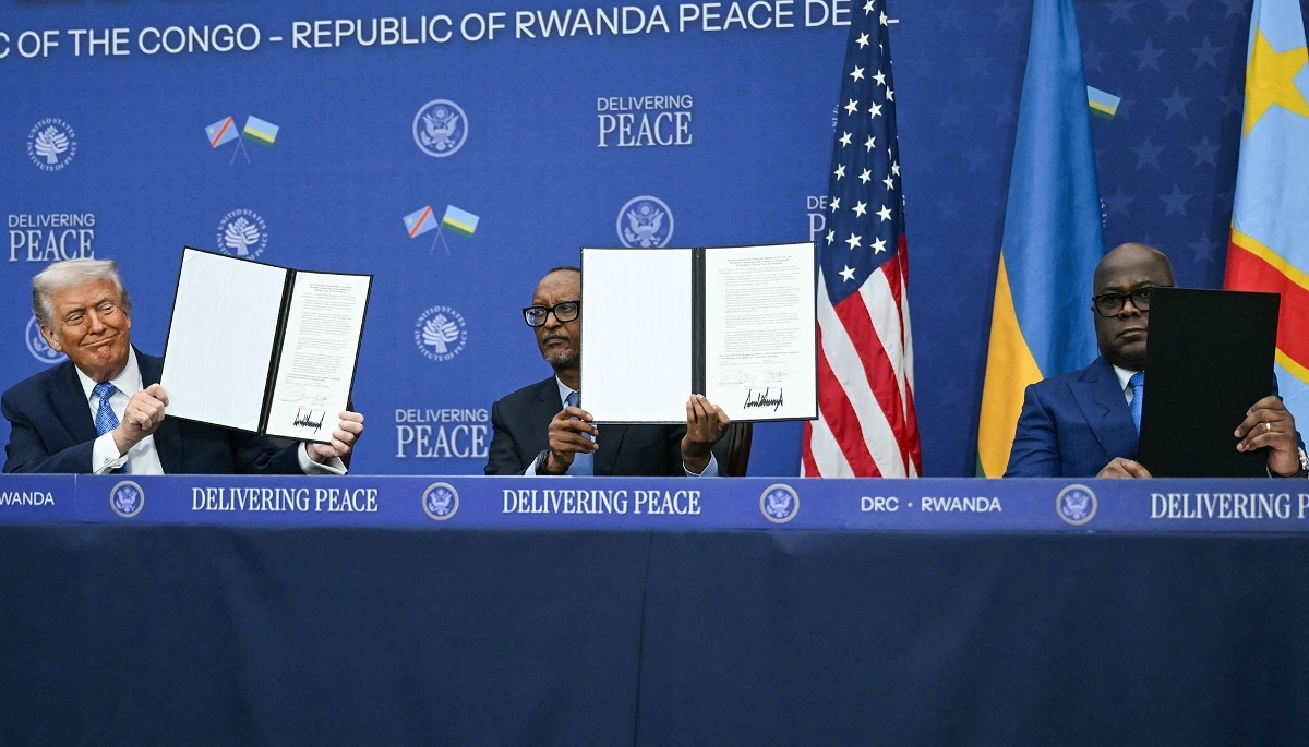 Donald Trump, Paul Kagame et Félix Tshisekedi lors de la signature de l'accord de paix entre le Rwanda et la RDC, à Washington, le 4 décembre 2025.
