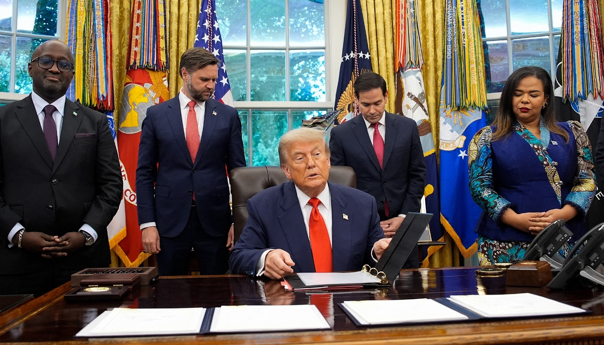 Donald Trump entouré des ministres rwandais et congolais des affaires étrangères, Olivier Nduhungirehe (g.) et Therese Kayikwamba Wagner (dr.), dans le Bureau ovale de la Maison blanche, à Washington, le 27 juin 2025.