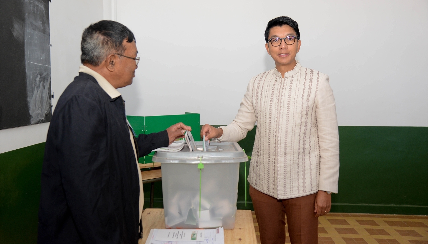 Le président malgache Andry Rajoelina dans un bureau de vote à Antananarivo, Madagascar, le 29 mai 2024.