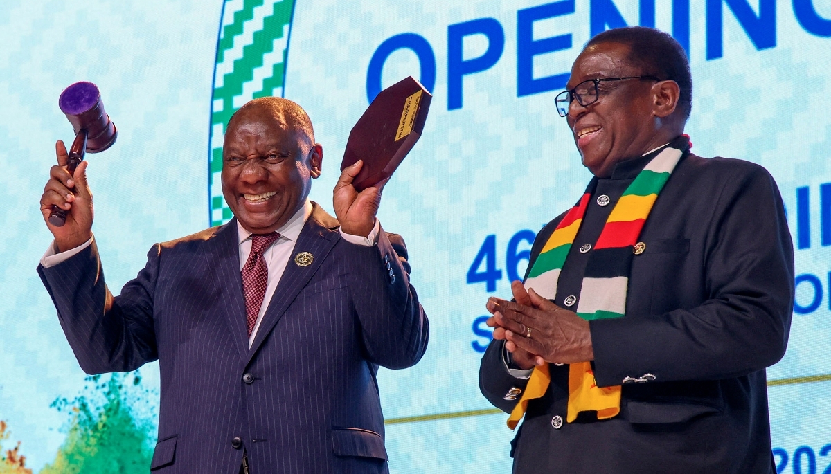 Le président sud-africain Cyril Ramaphosa  et son homologue zimbabwéen Emmerson Mnangagwa, lors du 46e sommet de la SADC à Durban, en Afrique du Sud, le 17 août 2026. 