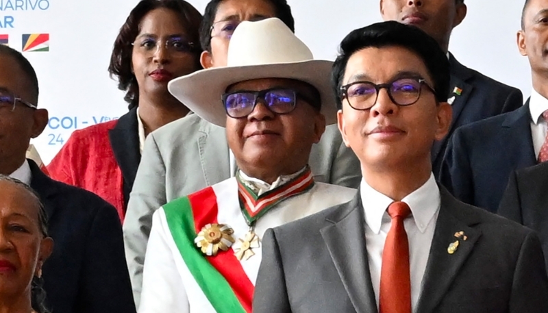 Le président de Madagascar, Andry Rajoelina (à droite), avec le général Richard Ravalomanana à Antananarivo le 24 avril 2025.