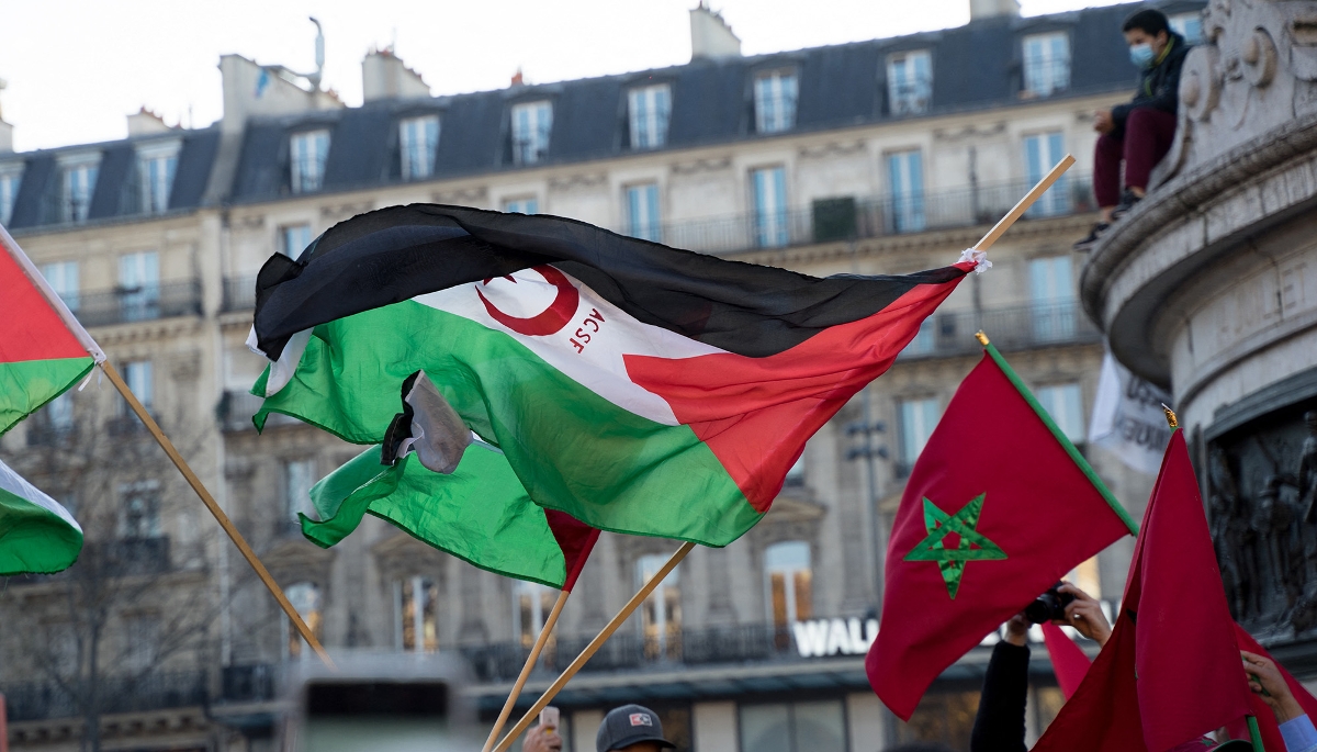 Les drapeaux de la République arabe sahraouie démocratique et du Maroc, érigés à Paris, le 28 novembre 2020. 