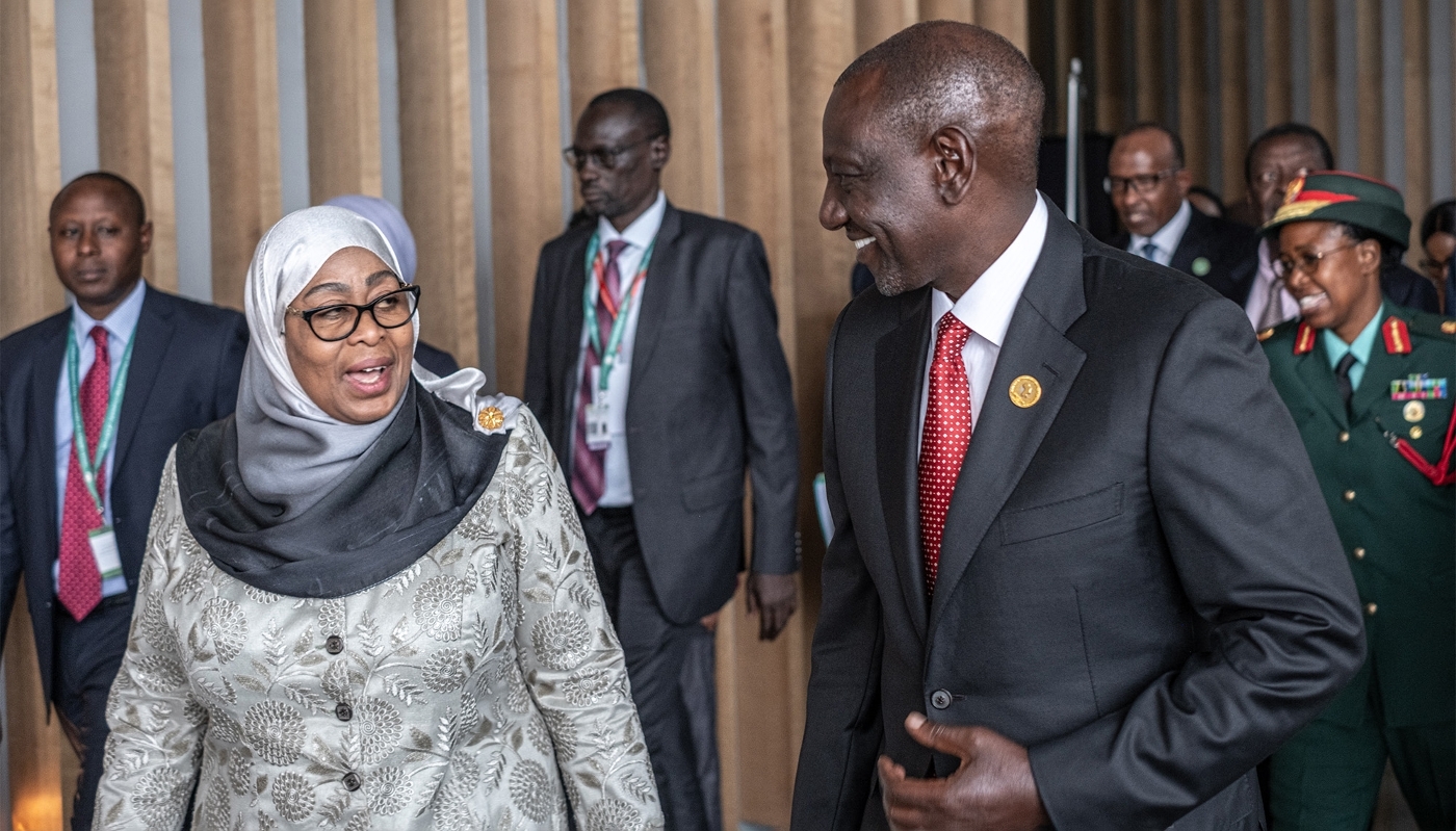 La présidente tanzanienne, Samia Suluhu Hassan, s'entretient avec son homologue kényan, William Ruto, à Addis-Abeba, en février 2025.