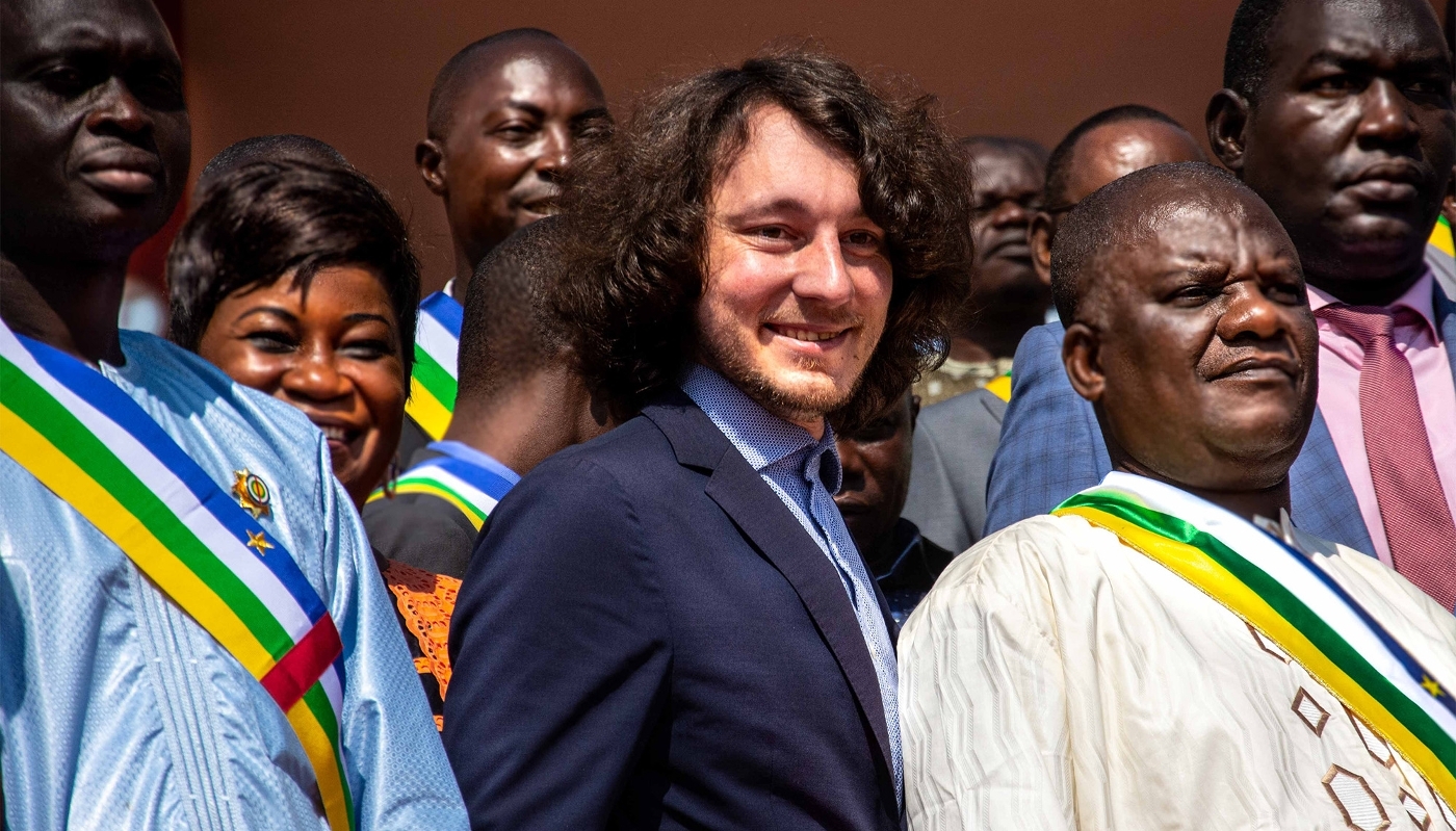 Dmitri Sytyi entouré de députés centrafricains sur les marches de l'Assemblée nationale, à Bangui, le 15 octobre 2021.
