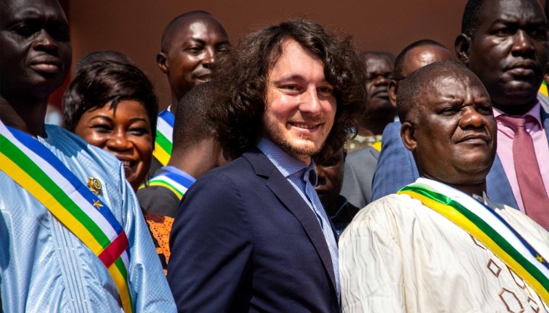 Dimitri Sytyi entouré de députés centrafricains sur les marches de l'Assemblée nationale, à Bangui, le 15 octobre 2021. 