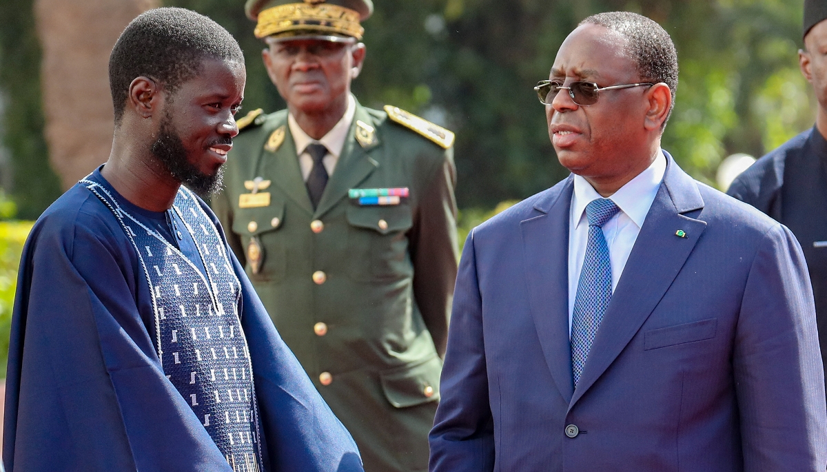 Le président sénégalais, Bassirou Diomaye Faye (à g.), et son prédécesseur, Macky Sall, à Dakar, le 28 mars 2024.