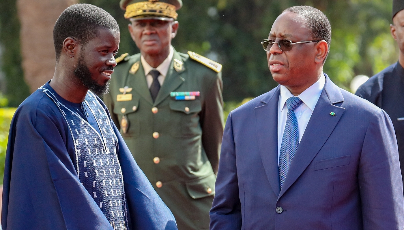 Le président sénégalais, Bassirou Diomaye Faye (à g.), et son prédécesseur, Macky Sall, à Dakar, le 28 mars 2024.