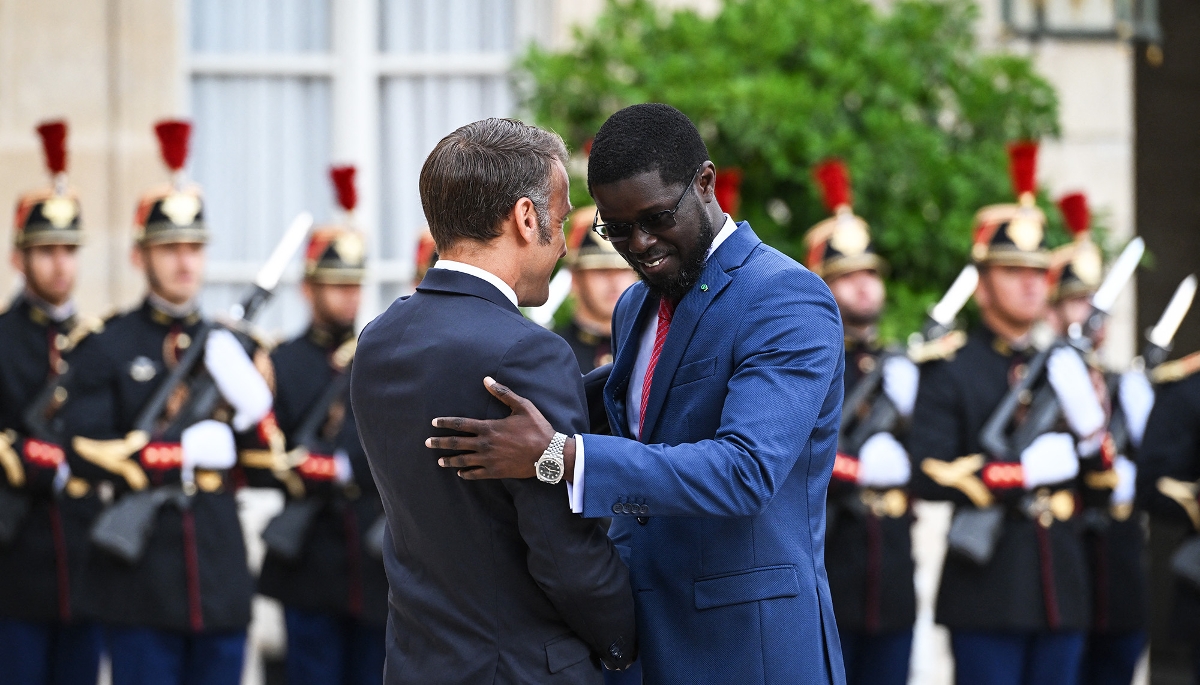 Le président français Emmanuel Macron accueille Bassirou Diomaye Faye au palais de l'Élysée, à Paris, le 27 août 2025.