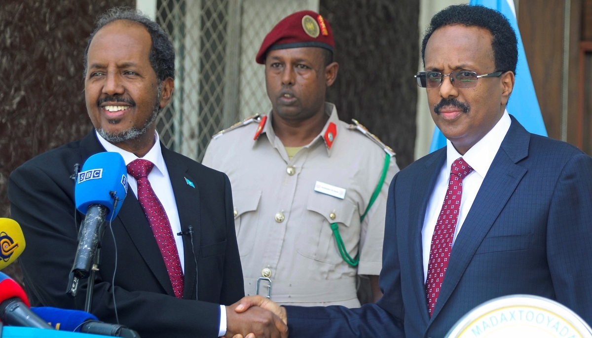 Le chef de l'État somalien Hassan Sheikh Mohamoud et l'ancien président Mohamed Abdullahi Mohamed à Mogadiscio, le 23 mai 2022.