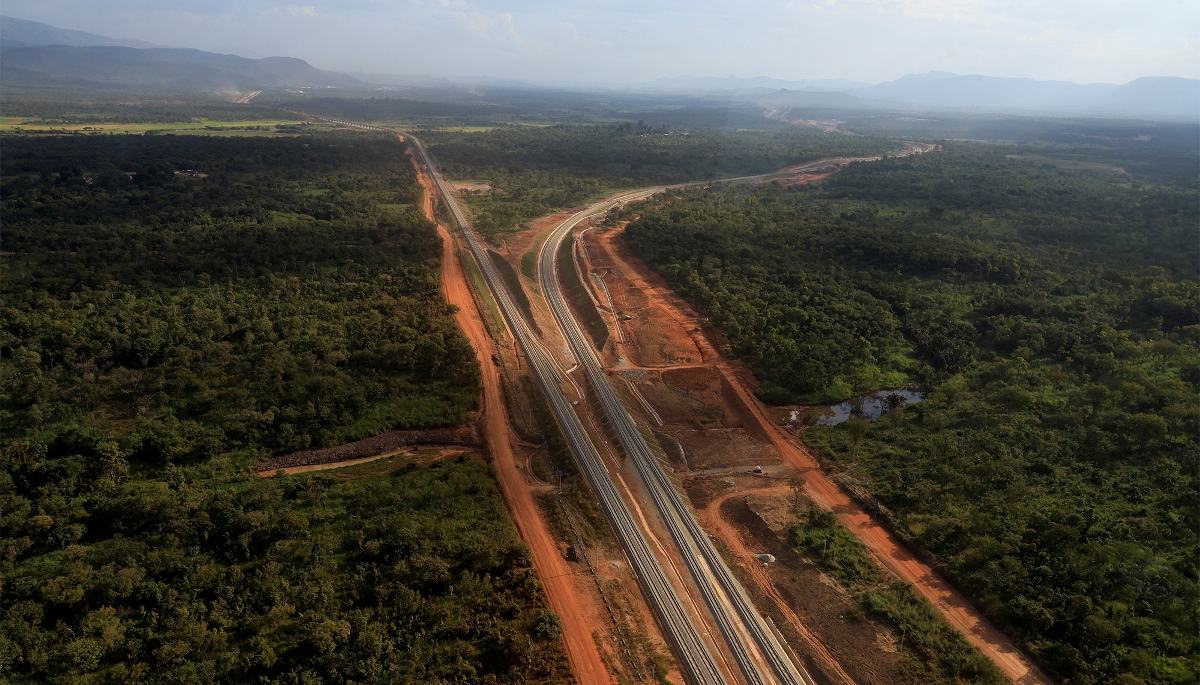 Vue aérienne de la ligne ferroviaire de plus de 650 km reliant le Simandou au port de Morebaya, dans la région de Nzérékoré, en Guinée, le 4 novembre 2025. 