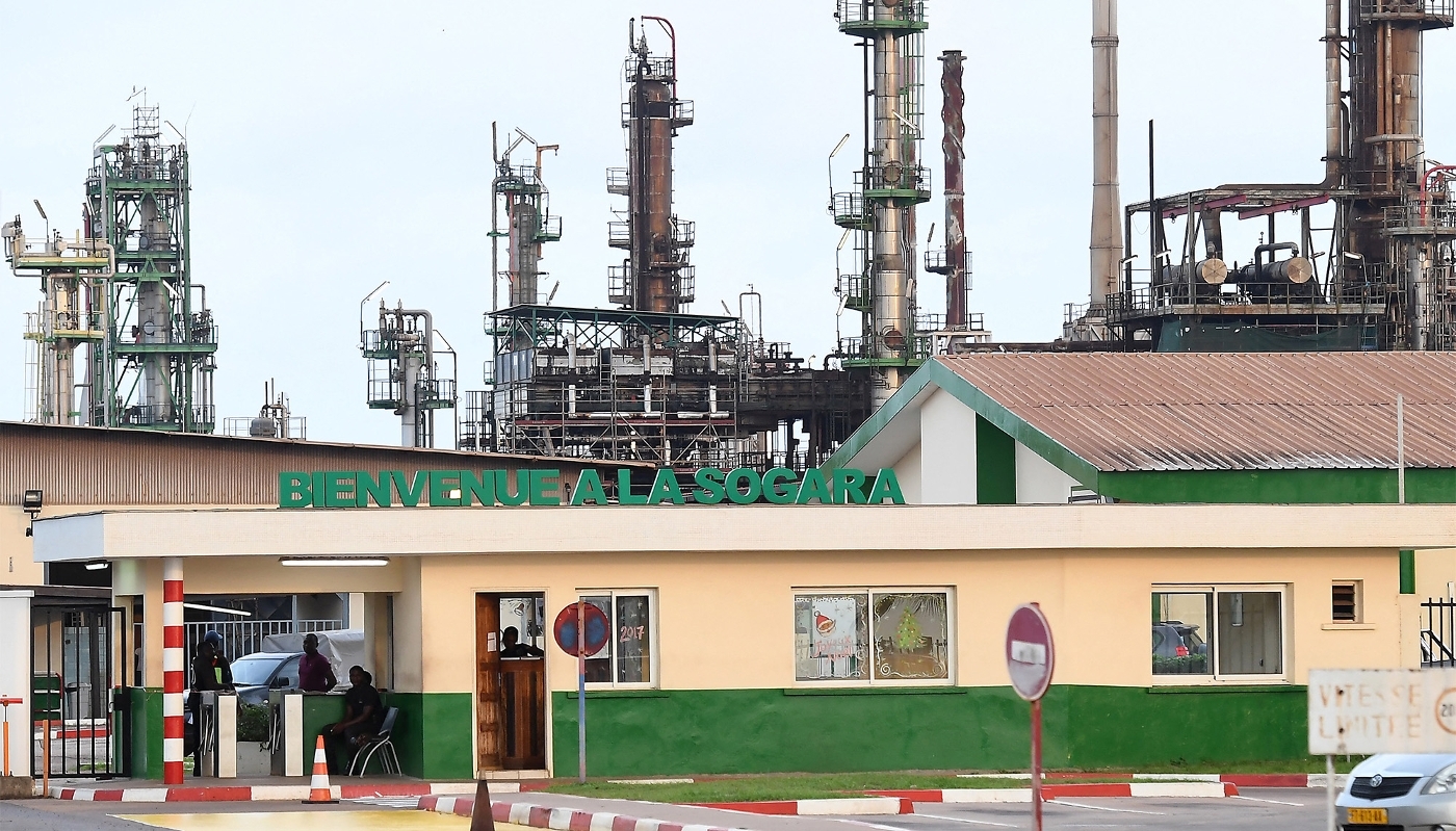 L'entrée d'une raffinerie de pétrole de la Société gabonaise de raffinage à Port-Gentil, en janvier 2017.