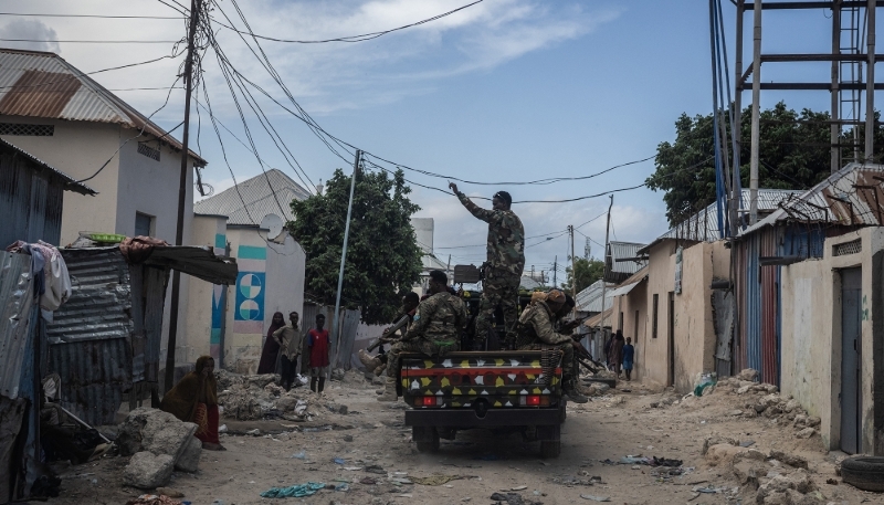 Un convoi de la Somali National Army patrouille dans les rues de Mogadiscio, le 21 avril 2025.