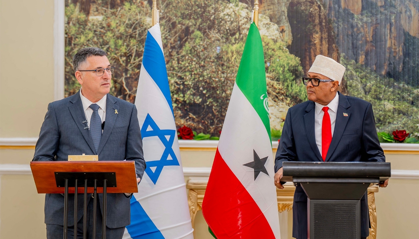 Le président du Somaliland, Abdirahman Mohamed Abdullahi, avec le ministre israélien des affaires étrangères, Gideon Sa'ar, à Hargeisa, le 6 janvier 2026.
