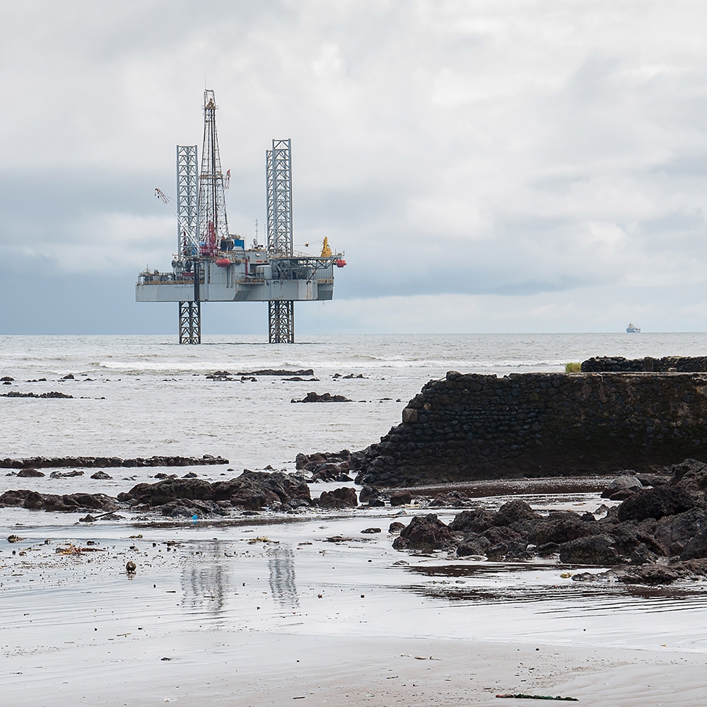 Une plateforme pétrolière au large de Limbé, où se trouve la la Société nationale de raffinage (Sonara), au Cameroun, en septembre 2011.