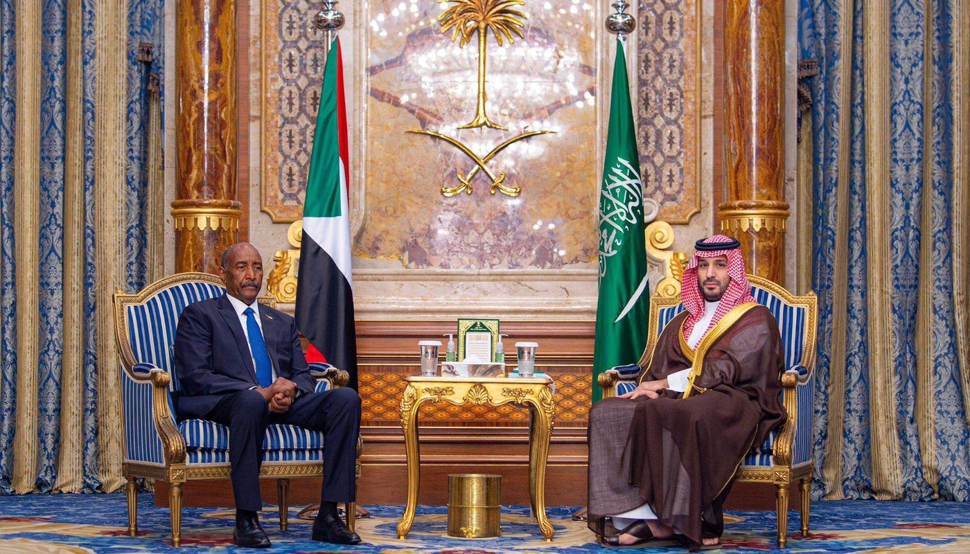 Abdel Fattah al-Burhan est reçu par le prince Mohammed bin Salman, à Djeddah, en Arabie saoudite, le 20 avril 2026.