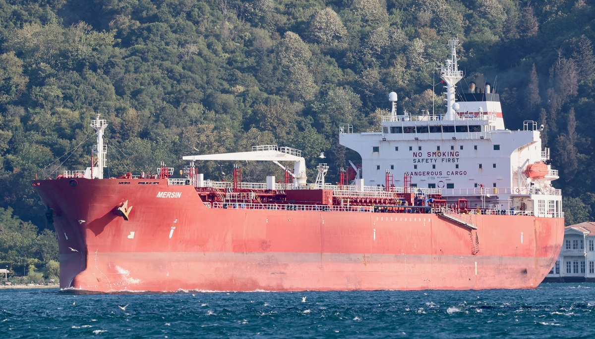 Le pétrolier Mersin, battant pavillon panaméen, ici lors de la traversée du Bosphore, à Istanbul, le 13 août 2025.