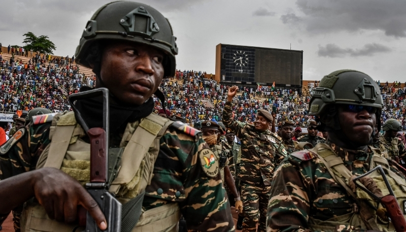 Le chef de la junte militaire nigérienne, Abdourahamane Tchiani (au centre, le poing levé), le 26 juillet 2024, à Niamey.