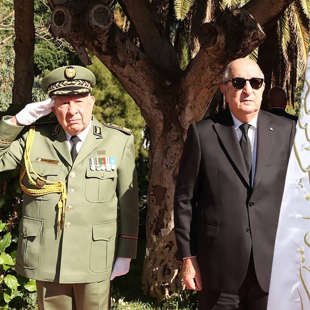Le chef d'état-major des armées, Saïd Chengriha, et le président Abdelmadjid Tebboune, à Alger, le 1er novembre 2025.