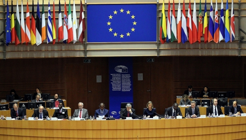 Le président centrafricain, Faustin-Archange Touadéra (5e en partant de la gauche), à Bruxelles, le 22 novembre 2017.