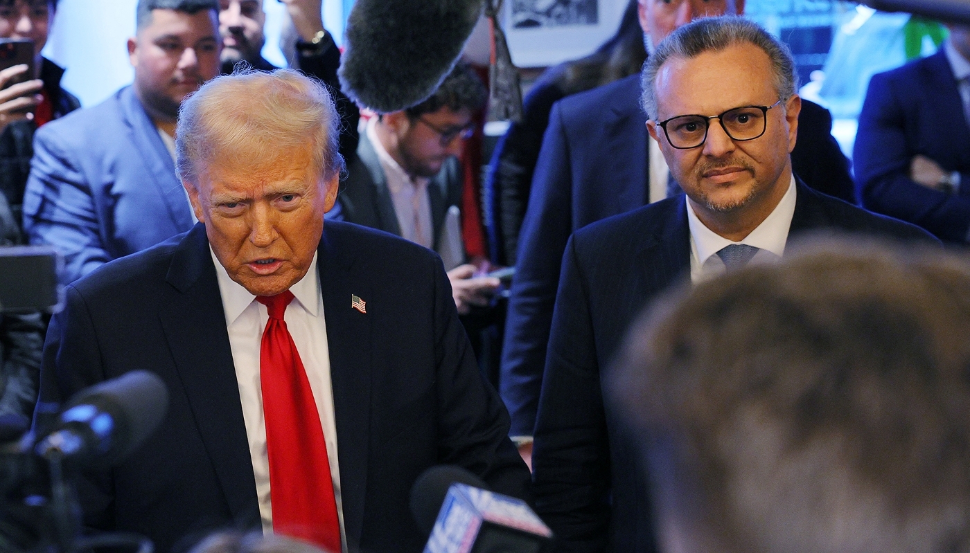 Le président américain Donald Trump et son conseiller Massad Boulos (à dr.), à Dearborn, Michigan, aux États-Unis, le 1er novembre 2024.