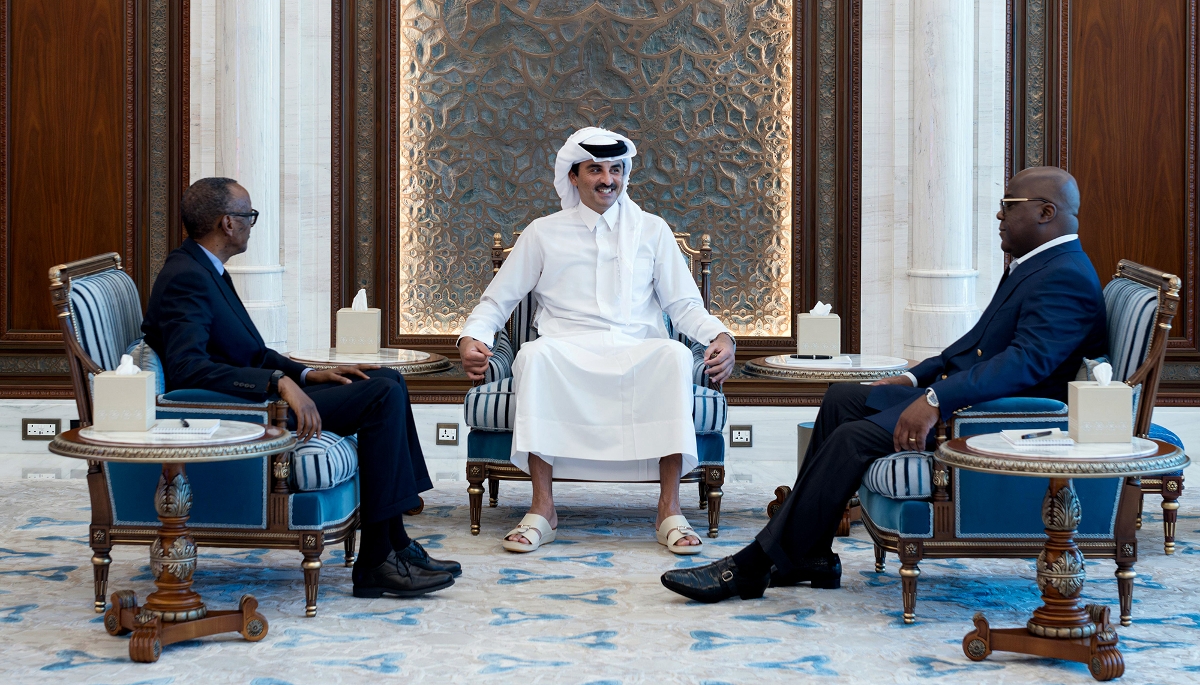 Le président rwandais, Paul Kagame (à g.), et son homologue congolais, Félix Tshisekedi (à dr.), reçus par l'émir du Qatar, Tamim bin Hamad Al Thani (centre), à Doha, le 18 mars 2025.