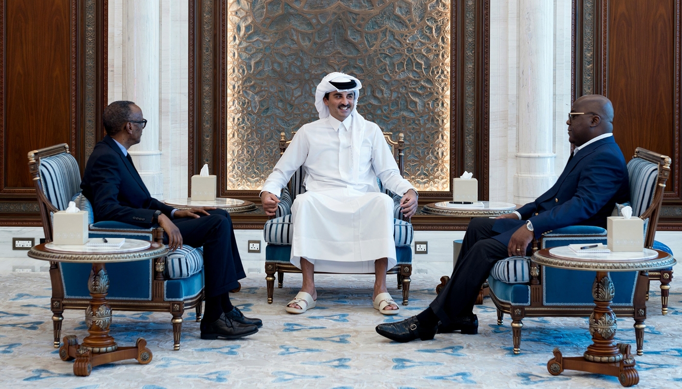 Le président rwandais, Paul Kagame (à g.), et son homologue congolais, Félix Tshisekedi (à dr.), reçus par l'émir du Qatar, Tamim bin Hamad Al Thani (centre), à Doha, le 18 mars 2025.