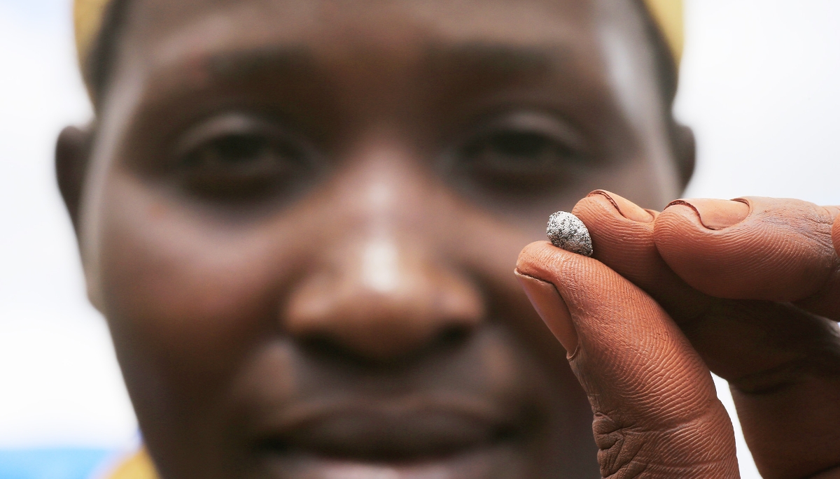 Un mineur d'or artisanal dans la province de Mudenbe, le 17 novembre 2013.