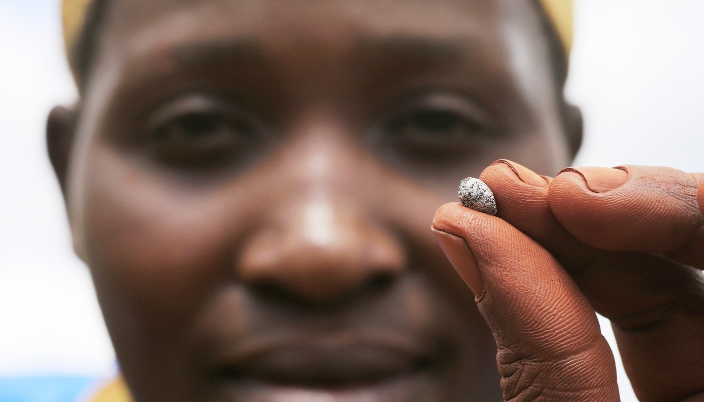 Un mineur d'or artisanal dans la province de Mudenbe, le 17 novembre 2013.