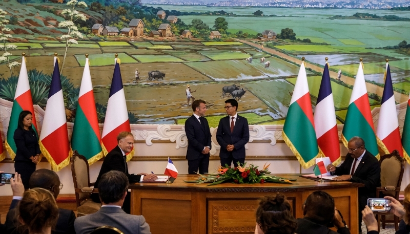 Au premier plan, le directeur général de la CGHV, Rémy Huber, et le ministre malgache de l'énergie, Olivier Jean-Baptiste, devant le président français, Emmanuel Macron, et son homologue malgache, Andry Rajoelina, à Antananarivo, le 23 avril 2025.