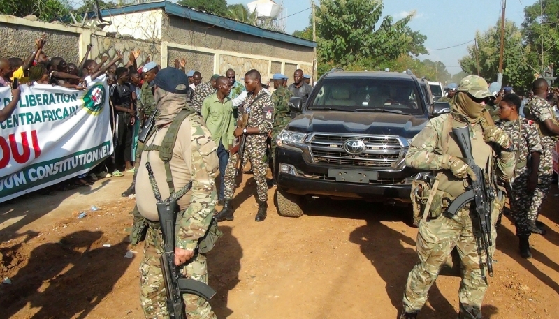 Des officiers du groupe paramilitaire russe Wagner, à Bangui, le 17 juillet 2023.
