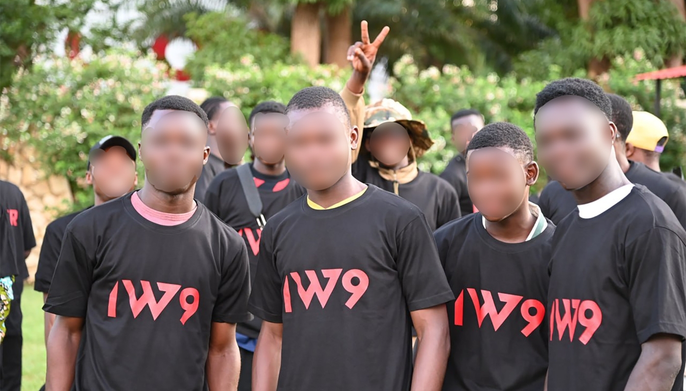 Des jeunes Centrafricains vêtus d'un tee-shirt arborant le nouveau logo de Wagner, à Bangui, le 1ᵉʳ juin.