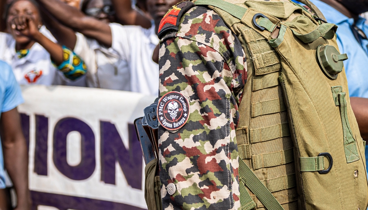 Un soldat des Forces armées centrafricaines arborant un insigne du groupe paramilitaire russe Wagner, à Bouboui, en RCA, le 1er mars 2025.