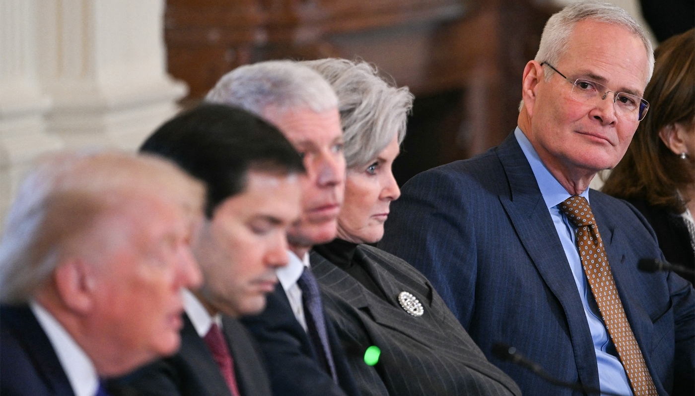 Le PDG d'ExxonMobil, Darren Woods (à droite), écoute le président américain Donald Trump s'exprimer à Washington le 9 janvier 2026.