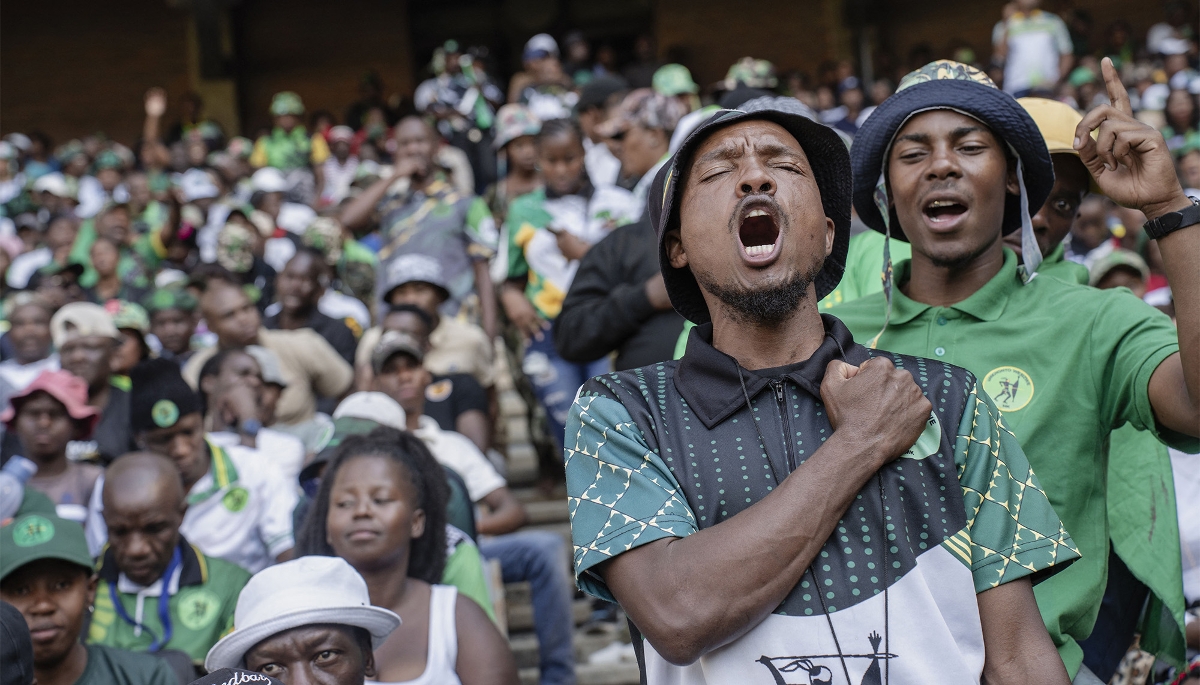 Les partisans du nouveau parti uMkhonto we Sizwe (MK), lors d'un meeting de l'ancien président sud-africain Jacob Zuma à Soweto, le 18 mai 2024. 