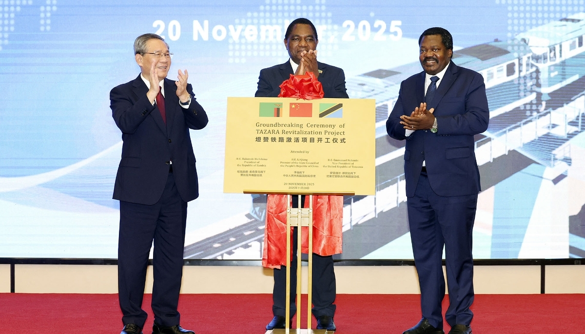 Lancement du projet du chemin de fer Tanzanie-Zambie avec le premier ministre chinois Li Qiang, le président zambien Hakainde Hichilema et le vice-président tanzanien Emmanuel Nchimbi à Lusaka, en Zambie, le 20 novembre 2025.